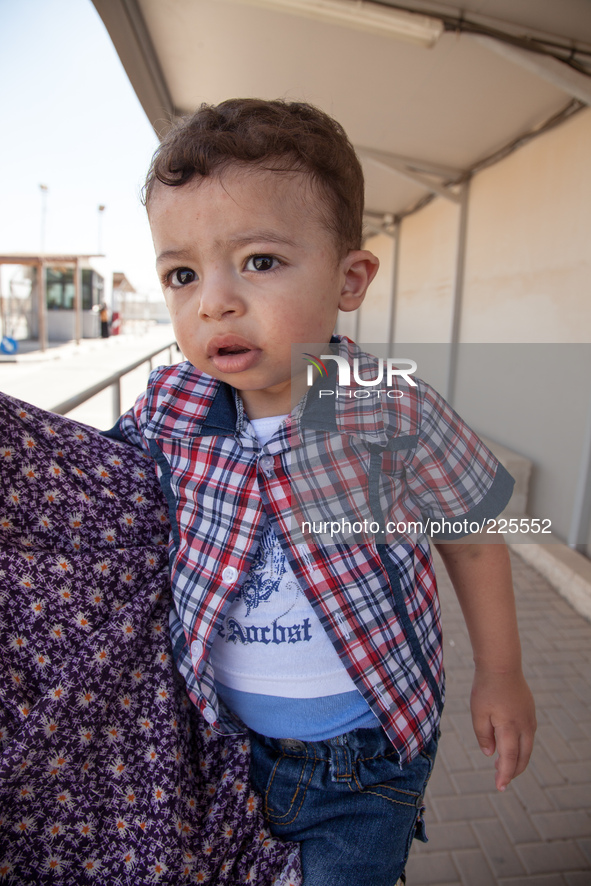 A Palestinian boy waiting to cross back into the Gaza Strip despite the ongoing fighting. 