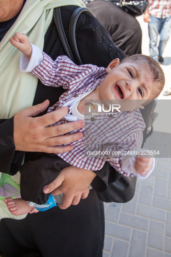 A Palestinian boy injured on its way out the border crossing moments before going back in the Gaza strip with his family. 