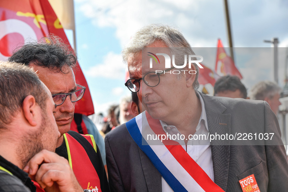 Secretary general of the French Communist Party, Pierre Laurent (C) takes part in a Metalworkers demonstration as they march with banners an...