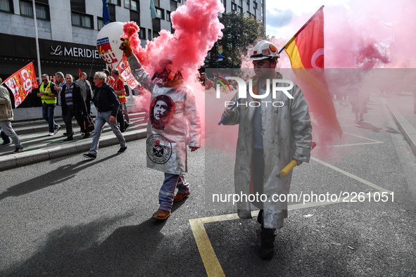 Metalworkers demonstrate as they march with banners and flags in the streets of Paris on October 13, 2017. Several thousand workers have tak...