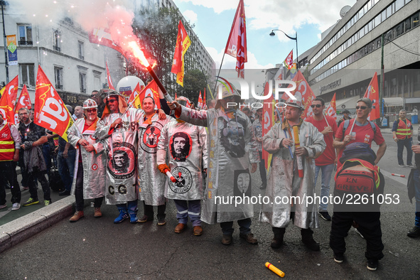 Metalworkers demonstrate as they march with banners and flags in the streets of Paris on October 13, 2017. Several thousand workers have tak...