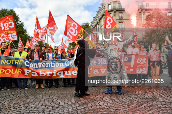 Metalworkers demonstrate as they march with banners and flags in the streets of Paris on October 13, 2017. Several thousand workers have tak...