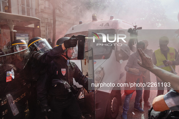 Metalworkers clashes with anti-riot police in the streets of Paris on October 13, 2017. Several thousand workers have taken part in a protes...