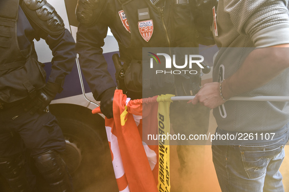 Metalworkers clashes with anti-riot police in the streets of Paris on October 13, 2017. Several thousand workers have taken part in a protes...