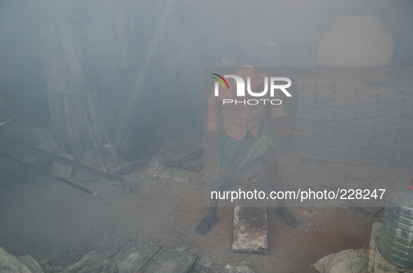 DHAKA, BANGLADESH. Juli  2013.Worker is seen in the lead mill, without any safety protection. Bangladesh has one of the highest air lead lev...