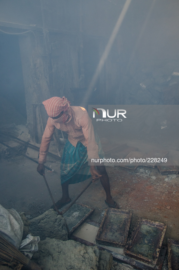 DHAKA, BANGLADESH. Juli  2013.Worker is seen in the lead mill, without any safety protection. Bangladesh has one of the highest air lead lev...