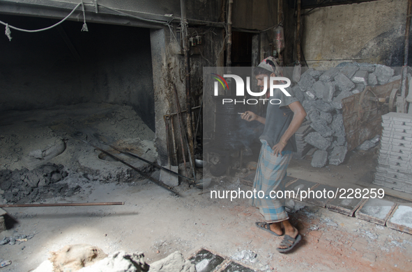 DHAKA, BANGLADESH. Juli  2013.Worker is seen in the lead mill, without any safety protection. Bangladesh has one of the highest air lead lev...