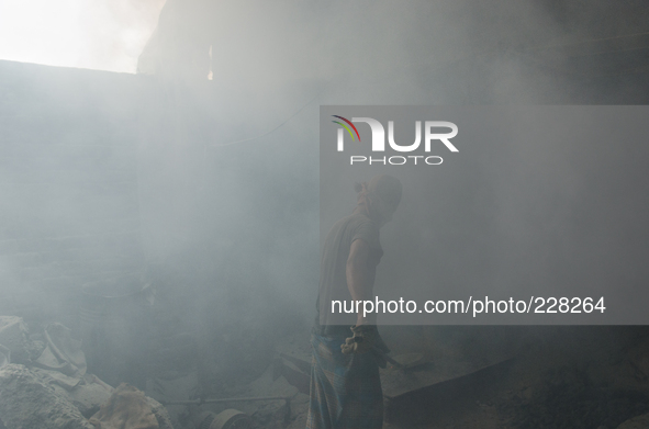 DHAKA, BANGLADESH. Juli  2013.Worker is seen in the lead mill, without any safety protection. Bangladesh has one of the highest air lead lev...