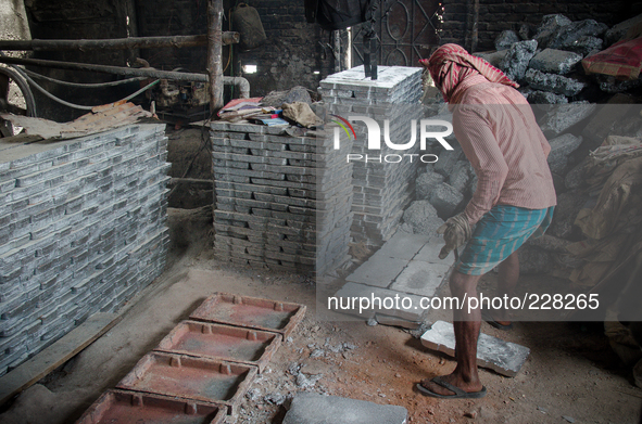 DHAKA, BANGLADESH. Juli  2013.Worker is seen in the lead mill, without any safety protection. Bangladesh has one of the highest air lead lev...