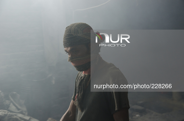 DHAKA, BANGLADESH. Juli  2013.Worker is seen in the lead mill, without any safety protection. Bangladesh has one of the highest air lead lev...