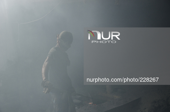 DHAKA, BANGLADESH. Juli  2013.Worker is seen in the lead mill, without any safety protection. Bangladesh has one of the highest air lead lev...