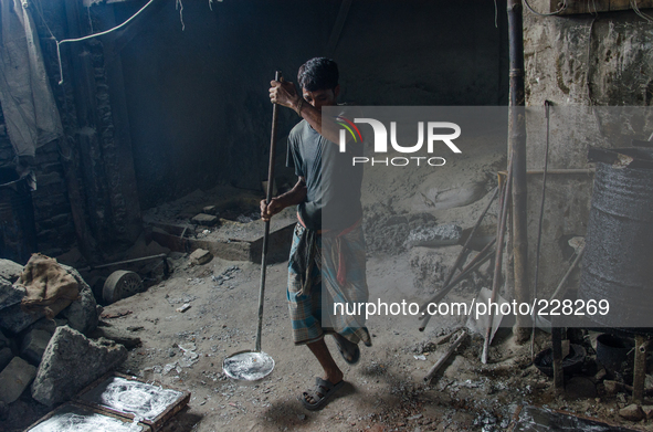 DHAKA, BANGLADESH. Juli  2013.Worker is seen in the lead mill, without any safety protection. Bangladesh has one of the highest air lead lev...