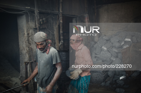 DHAKA, BANGLADESH. Juli  2013 Two workers are seen in the lead smelting mill, without any safety protection. Bangladesh has one of the highe...