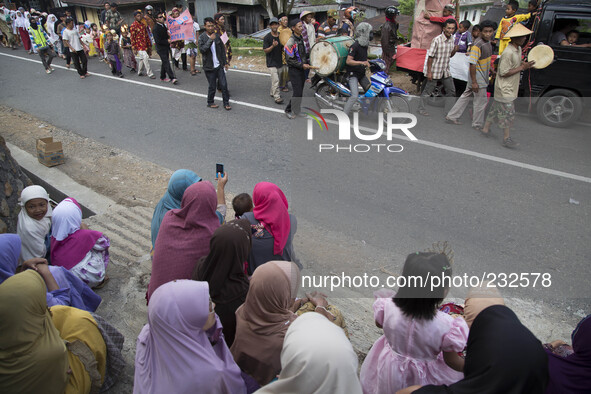 Villagers watching the Karnaval perfromance at Dieng. Dieng plateau in Central Java, is part of the district of Banjarnegara and Wonosobo re...