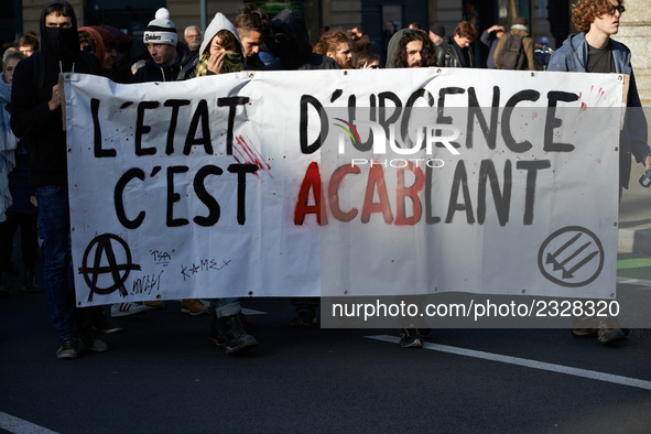 Anarchists hold a banner reading 'State of emergency : it's oppressive' (in french there is a pun between 'accablant' ie 'exhausting' and 'A...