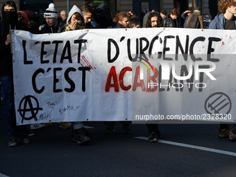 Anarchists hold a banner reading 'State of emergency : it's oppressive' (in french there is a pun between 'accablant' ie 'exhausting' and 'A...