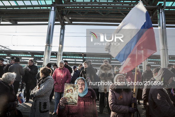 Pro-Russian occupy the train station in Donetsk 