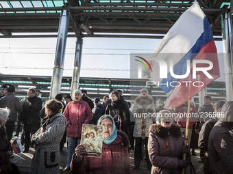 Pro-Russian occupy the train station in Donetsk (