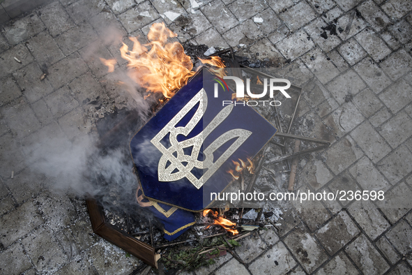 Ukrainian effigy burned by pro-Russian 