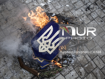 Ukrainian effigy burned by pro-Russian (