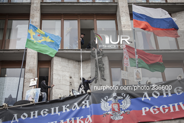 Pro-Russian remove the Ukrainian effigies from the building of the regional government 