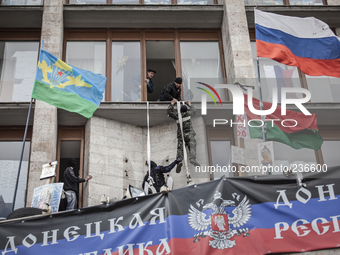 Pro-Russian remove the Ukrainian effigies from the building of the regional government (