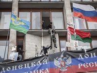 Pro-Russian remove the Ukrainian effigies from the building of the regional government (