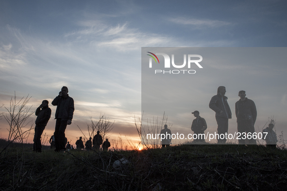 Some people observe the movements of the Ukrainian soldiers 