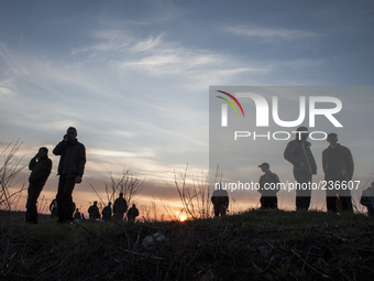 Some people observe the movements of the Ukrainian soldiers (