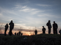 Some people observe the movements of the Ukrainian soldiers (