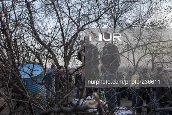 Some people observe the movements of the Ukrainian soldiers 