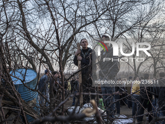 Some people observe the movements of the Ukrainian soldiers (