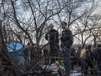 Some people observe the movements of the Ukrainian soldiers (