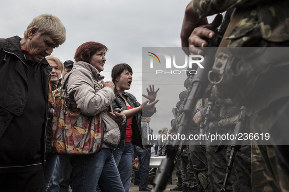 Pro-Russian civilians protesting against the advance of the Ukrainian army 