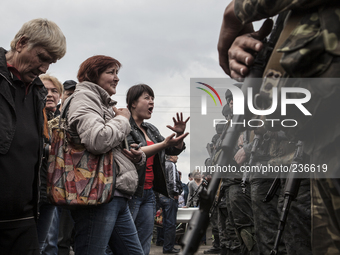 Pro-Russian civilians protesting against the advance of the Ukrainian army (