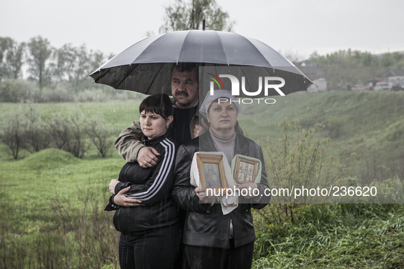 Pro-Russian civilians face the Ukrainian army under the rain 