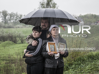 Pro-Russian civilians face the Ukrainian army under the rain (