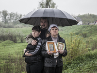 Pro-Russian civilians face the Ukrainian army under the rain (