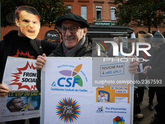 A protester of the CSL (Confederation Sociale des Familles)  shows a placard for the personnal housing allowance. As Macron's government red...