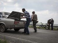 In front of Karachun hill the Ukrainian soldiers control the road wich connects Sloviansk with Donetsk (