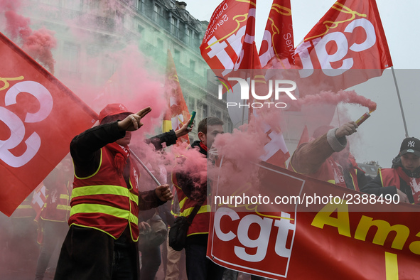 French General Confederation of Labour (CGT) unionists gather in front of Paris' Opera Garnier on December 20, 2017, to protest against Fren...