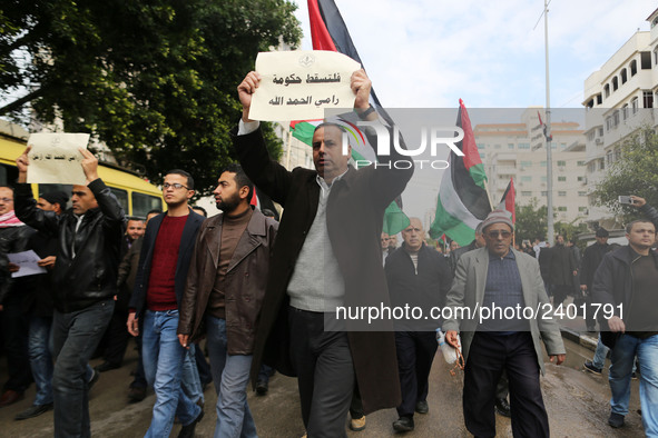 A march in support of the rights of Palestinian employees, hired by the former Hamas government in Gaza, demanding their rights and integrat...