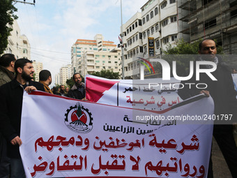 A march in support of the rights of Palestinian employees, hired by the former Hamas government in Gaza, demanding their rights and integrat...