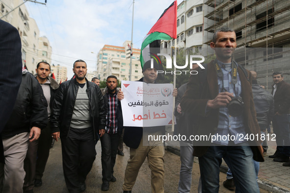 A march in support of the rights of Palestinian employees, hired by the former Hamas government in Gaza, demanding their rights and integrat...