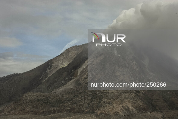 Mount Sinabung seen from Tiga Serangkai village, Simpang Empat Distric, Karo, North Sumatera. Indonesia. 15 September 2014. The volcano Moun...