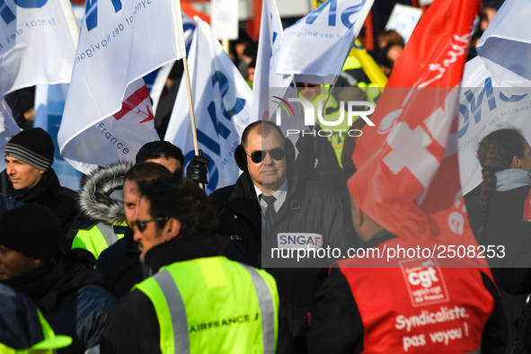 The majority of Air France unions are opposed to the NAO 2018 agreement and are demonstrating for the achievement of a 6% general wage incre...