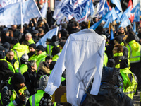 The majority of Air France unions are opposed to the NAO 2018 agreement and are demonstrating for the achievement of a 6% general wage incre...