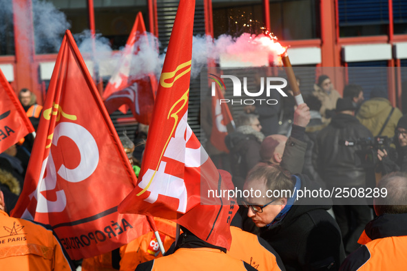 The majority of Air France unions are opposed to the NAO 2018 agreement and are demonstrating for the achievement of a 6% general wage incre...