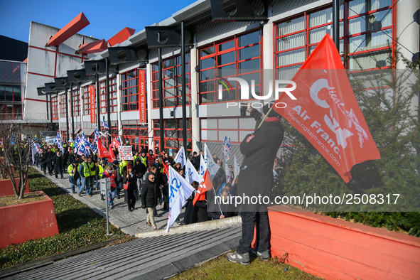 The majority of Air France unions are opposed to the NAO 2018 agreement and are demonstrating for the achievement of a 6% general wage incre...