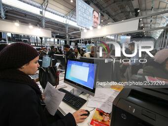 Jobseeker look at a recruitment service’s computer at the "Paris pour l'emploi" (Paris for Employment) recruitment forum on March 6, 2018, a...